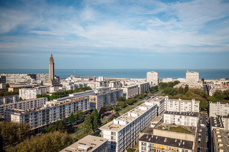 Le Havre blev genopbygget efter arkitekten Auguste Perrets planer og er nu på Unesco World Heritage-listen for enestående efterkrigsarkitektur med byplan og betonbyggeri i rene linjer og har St. Jospeh-kirkens 107 meter høje tårn som et fyrtårn over byen. Foto: Valentin Pacaut, Normandy Tourism