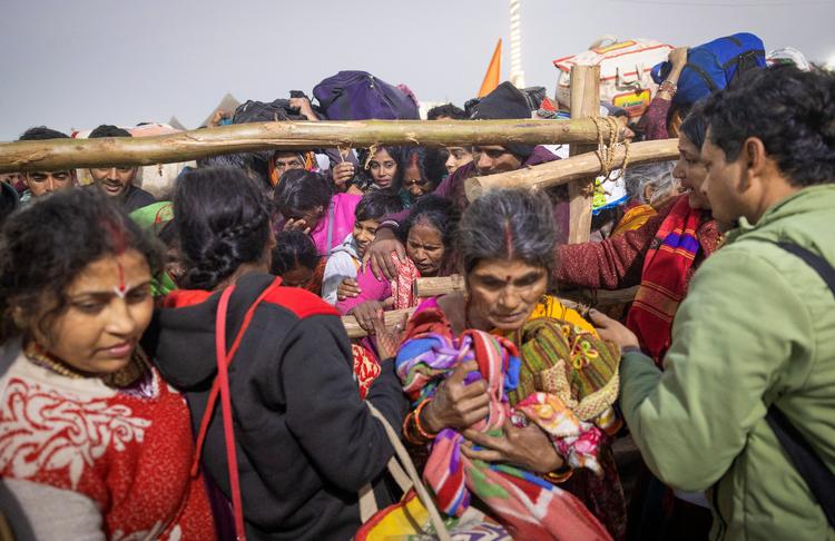 Den hinduistiske festival Kumbh Mela er hinduernes vigtigste valfart. Op mod 400 millioner pilgrimme fra hele verden forventes i løbet af de seks uger, som festivalen strækker sig over. Foto: Adnan Abidi/Ritzau Scanpix