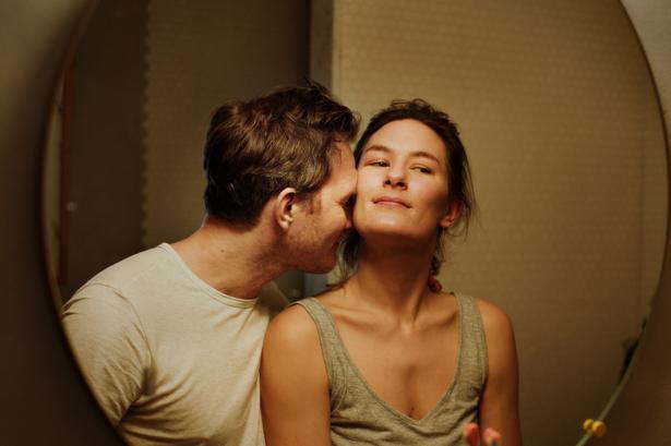 Størst af alt er kærligheden, men tåler den virkelig alt, såsom småbørns lortebleer, perfide teenagere og kreativ udbrændthed? Foto: Angel Films