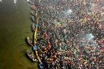 Næsten 200 millioner har indtil videre deltaget i Kumbh Mela, som begyndte for to uger siden. Det er en hinduistisk pilgrimsfest, hvor hinduer bader i floder på bestemte tidspunkter for at rense sig for synd. Foto: Devesh Mishra/Ritzau Scanpix