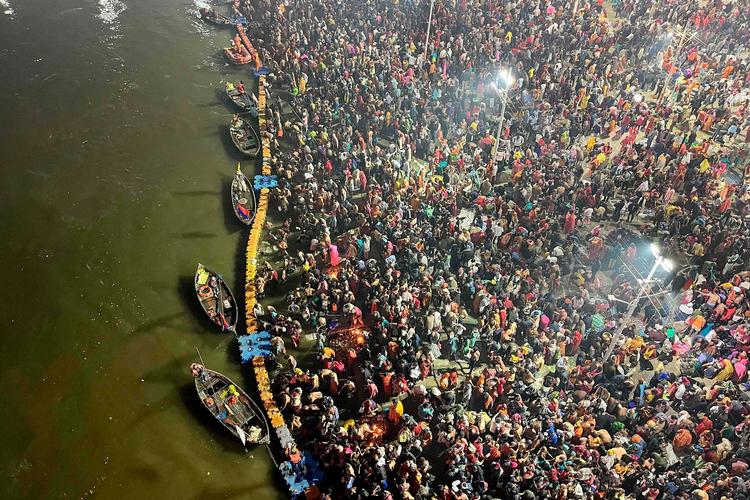 Næsten 200 millioner har indtil videre deltaget i Kumbh Mela, som begyndte for to uger siden. Det er en hinduistisk pilgrimsfest, hvor hinduer bader i floder på bestemte tidspunkter for at rense sig for synd. Foto: Devesh Mishra/Ritzau Scanpix