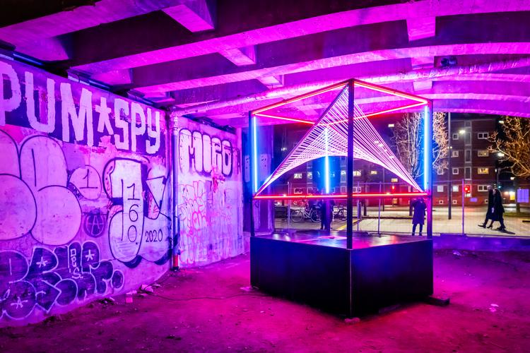 Under Nørrebro Station kan du i forbindelse med Copenhagen Light Festival 2025 opleve lysværket ’Harp’, hvis sammensmeltende led-lys er inspireret af harpens strenge. Pr-foto: Copenhagen Light Festival/Christoffer Askman 