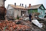 Ukrainere på taget af et hus, der blev ramt af et russisk droneangreb i går, tirsdag, i byen Chernihiv.  Foto: Maksym Kishka/Ritzau Scanpix