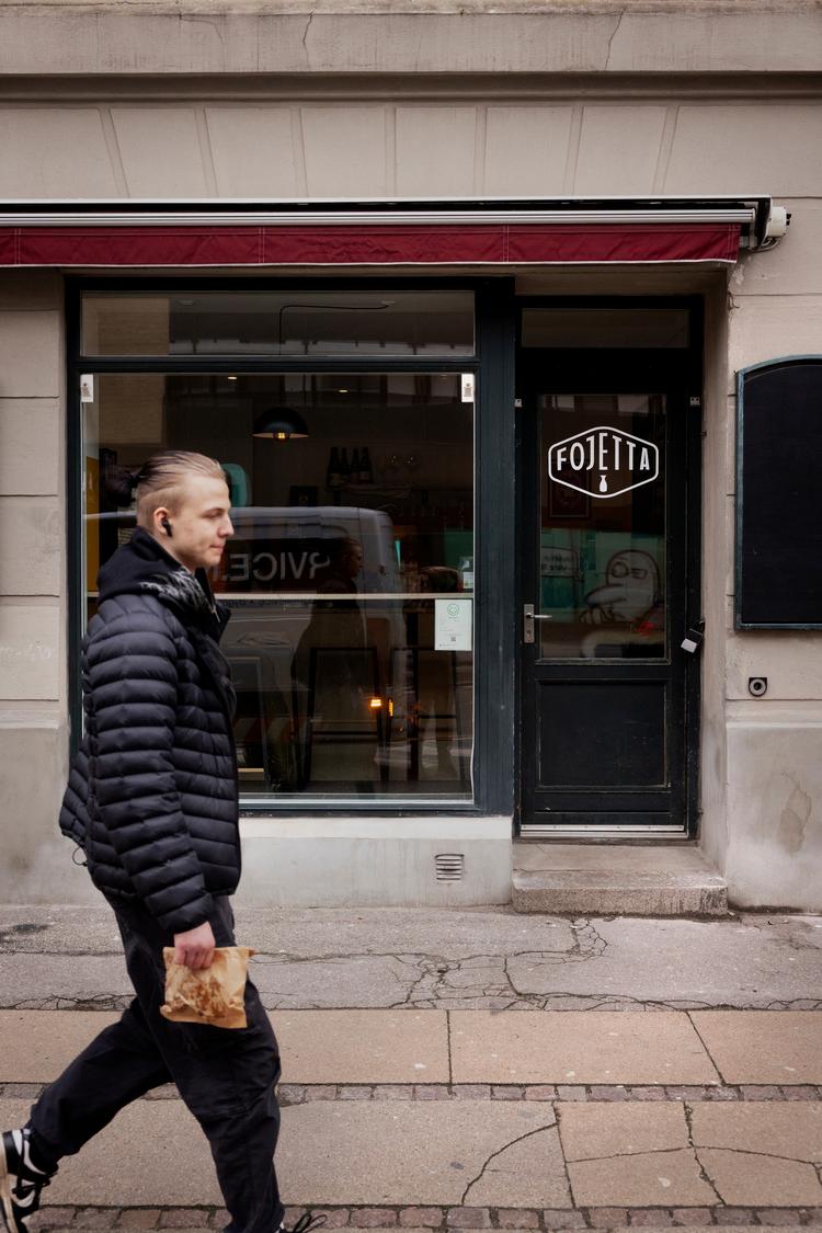 Fojetta is located on Borups Allé, surrounded by apartment blocks, traffic, and dog walkers. Foto: Mads Nissen