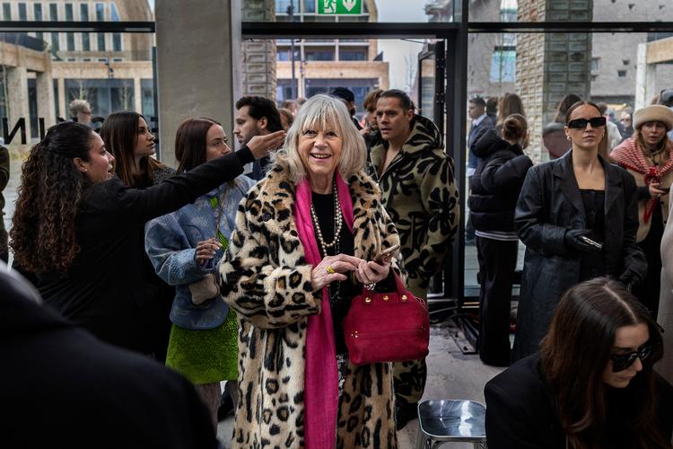    »Vi er meget raskere og sundere nu. Hvis 60’erne er de nye 40’ere, må 90’erne være de nye 70’ere««, siger Lotte Freddie. Her ses hun til Copenhagen Fashion Week 2025, som blev afholdt for nylig.  Foto: Finn Frandsen