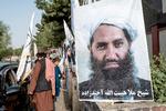 En plakat af Talebans øverste leder, Hibatullah Akhundzada, ved en vej i Kabul 14. august 2023. Afsondret i sin højborg i det sydlige Afghanistan er Hibatullah Akhundzada hjørnestenen i den bevægelse, der har styret landet siden tilbagetagelsen af ​​magten i 2021. Taleban-regeringen er ikke officielt anerkendt af nogen stat. Arkivfoto. Foto: Wakil Kohsar/Ritzau Scanpix