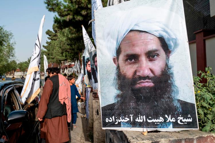 En plakat af Talebans øverste leder, Hibatullah Akhundzada, ved en vej i Kabul 14. august 2023. Afsondret i sin højborg i det sydlige Afghanistan er Hibatullah Akhundzada hjørnestenen i den bevægelse, der har styret landet siden tilbagetagelsen af ​​magten i 2021. Taleban-regeringen er ikke officielt anerkendt af nogen stat. Arkivfoto. Foto: Wakil Kohsar/Ritzau Scanpix