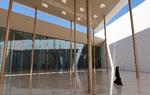 Over indgangsområdet til Oman Across Ages Museum svæver et skyggende tag på slanke gyldne søjler symboliserende det kobber, der brydes i bjergene. 