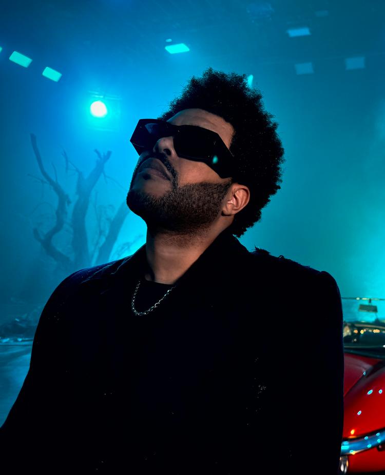 Den 34-årige Abel Tesfaye, der laver musik under kunstnernavnet The Weeknd, er en af verdens største popstjerner. Hans nye album er forløberen for en thriller, der også hedder 'Hurry Up Tomorrow', som kommer senere på året. Her spiller Abel Tesfaye blandt andet sammen med Jenna Ortega og Barry Keoghan.  Foto: Pr-foto
