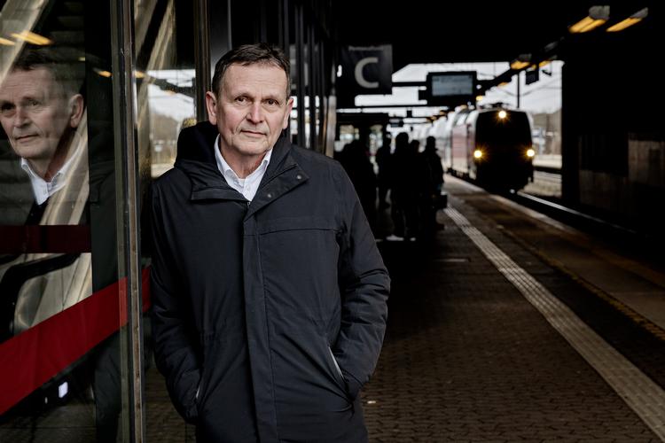 Topchef Flemming Jensen kom til DSB for ti år siden fra SAS og har taget filosofien fra luftfarten om mange forskellige billetpriser med sig.   Foto: Martin Lehmann