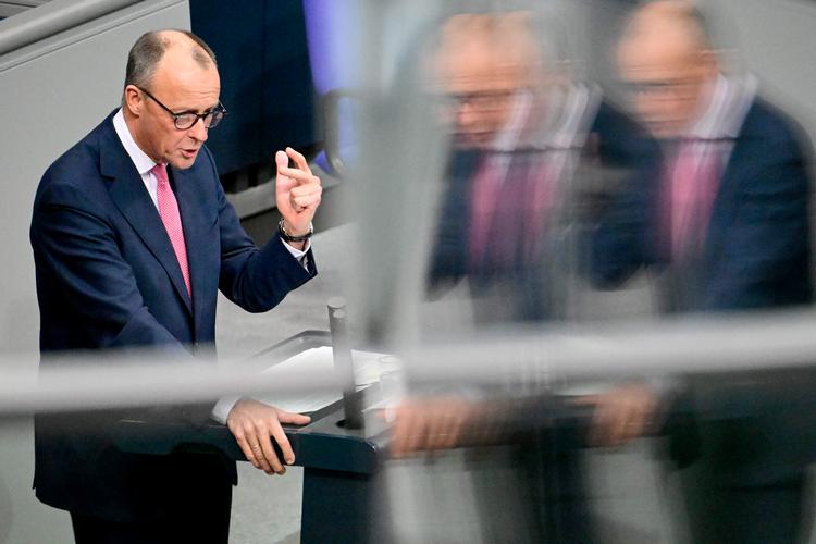 Ekskansler Angela Merkel har mere eller mindre afholdt sig fra at kommentere, hvad der sker i CDU. Men torsdag kunne hun ikke lade være og udsendte derfor en erklæring. Den indeholdt både ros og en lussing til den nuværende CDU-formand, Friedrich Merz. Foto: Tobias Schwarz/Ritzau Scanpix