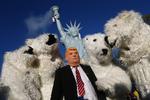 En demonstrant iført en maske af USA's præsident, Donald Trump, står sammen med andre demonstranter klædt som isbjørne under en demonstration to dage før starten på FN's klimakonference i 2017, hvor Trump var præsident og havde trukket USA ud af klimaaftalen. Foto: Wolfgang Rattay/Ritzau Scanpix