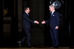 Belgiens nye regeringschef, Bart de Wever, hilser på kong Filip. Foto: Dirk Waem/Ritzau Scanpix