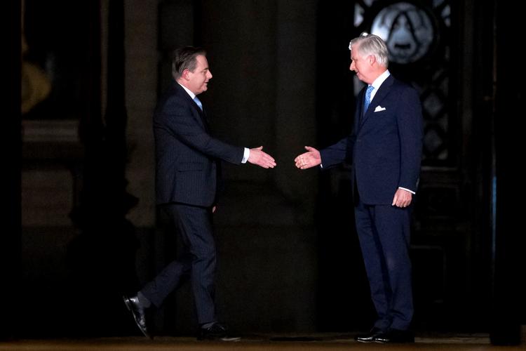 Belgiens nye regeringschef, Bart de Wever, hilser på kong Filip. Foto: Dirk Waem/Ritzau Scanpix