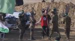 Ofer Kalderon – med Røde Kors–vest – bliver løstladt i Khan Younis i det sydlige Gaza. Foto: Reuters Tv/Ritzau Scanpix