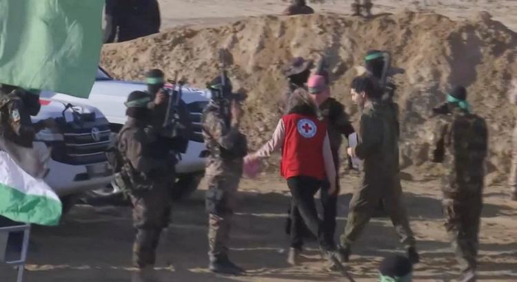 Ofer Kalderon – med Røde Kors–vest – bliver løstladt i Khan Younis i det sydlige Gaza. Foto: Reuters Tv/Ritzau Scanpix