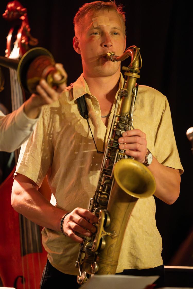 Oh Peoples saxofonist, Andreas Toftemark, kyssede asfalten på vej til koncerten, men var heldigvis i stand til at komme på cyklen igen og stå på benene til bandets releasekoncert. Foto: Cecilie Rolvung