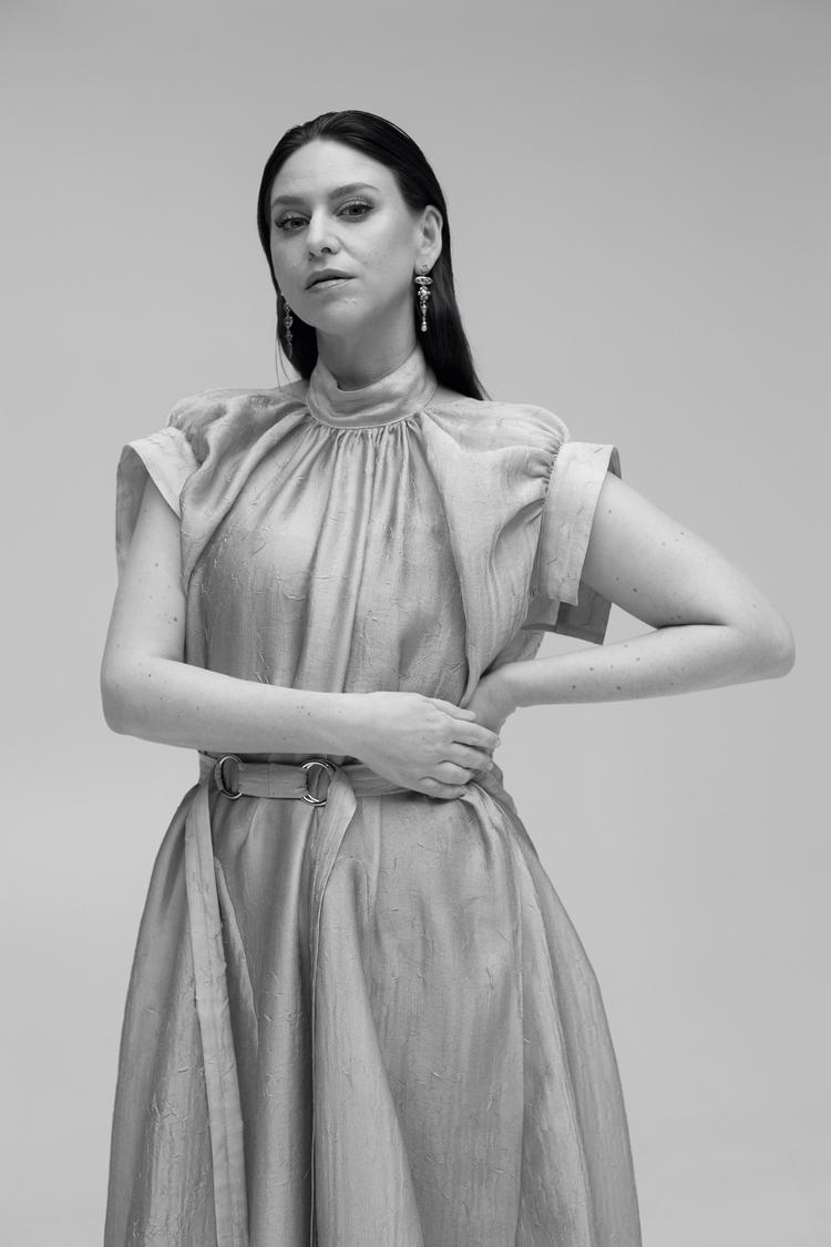 »Min kreativitet buldrer ufortrødent derudad og ikke er blevet mindre hverken af at få børn eller blive ældre«, siger musiker og sangerinde Fallulah, der fylder 40 år. Foto: Saba Studios