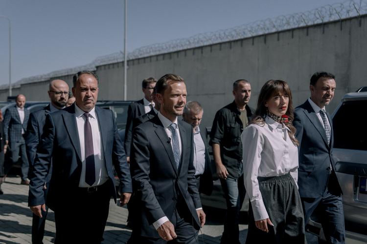 Justitsminister Peter Hummelgaard (S) er på besøg i fængslet i Gjilan i Kosovo, der efter planen skal huse 300 udvisningsdømte danske indsatte i 2026. Men tidsplanen holder ikke og presser derfor et i forvejen presset dansk fængselsvæsen. Foto: Mathias Svold/Ritzau Scanpix