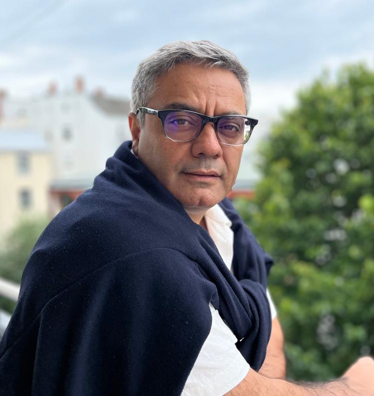 Portræt af en modig mand. Mohammad Rasoulof trodsede myndighedernes forbud mod at lave film og leverede et mesterværk, der synger som en lussing, mener Politikens Kim Skotte, der har givet filmens 6 hjerter.  Foto: Camera Film