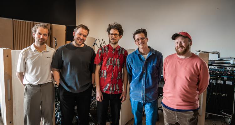 Red Gazelle Trio har fået svært ved at være i trio-betegnelsen. De fem er fra venstre: Simon Forchhammer, Peter Price, Kristoffer Vejslev, Jakob Sørensen og Ned Ferm.  Foto: Pr-foto: Lasse Wernblad