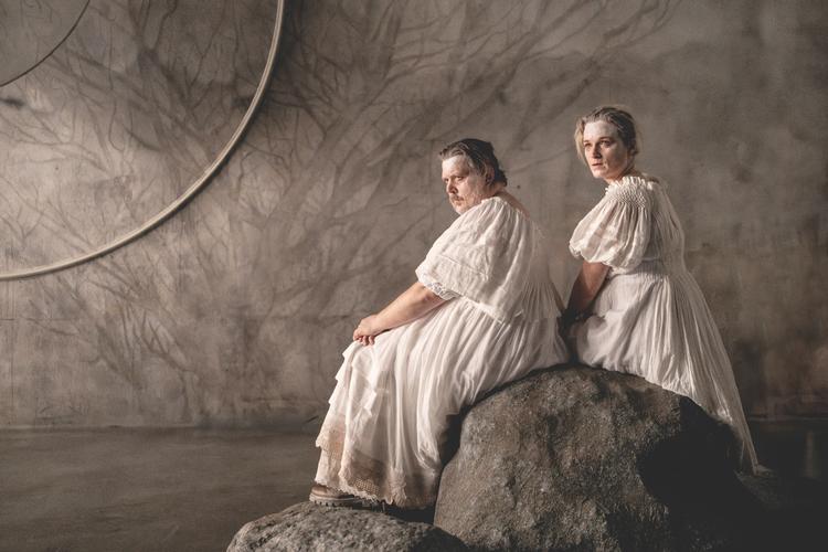 I stykket medvirker Nicolas Bro, Marie Dalsgaard, Anton Hjejle, Kitt Maiken Mortensen og musiker Line Felding. Foto: Camilla Winther