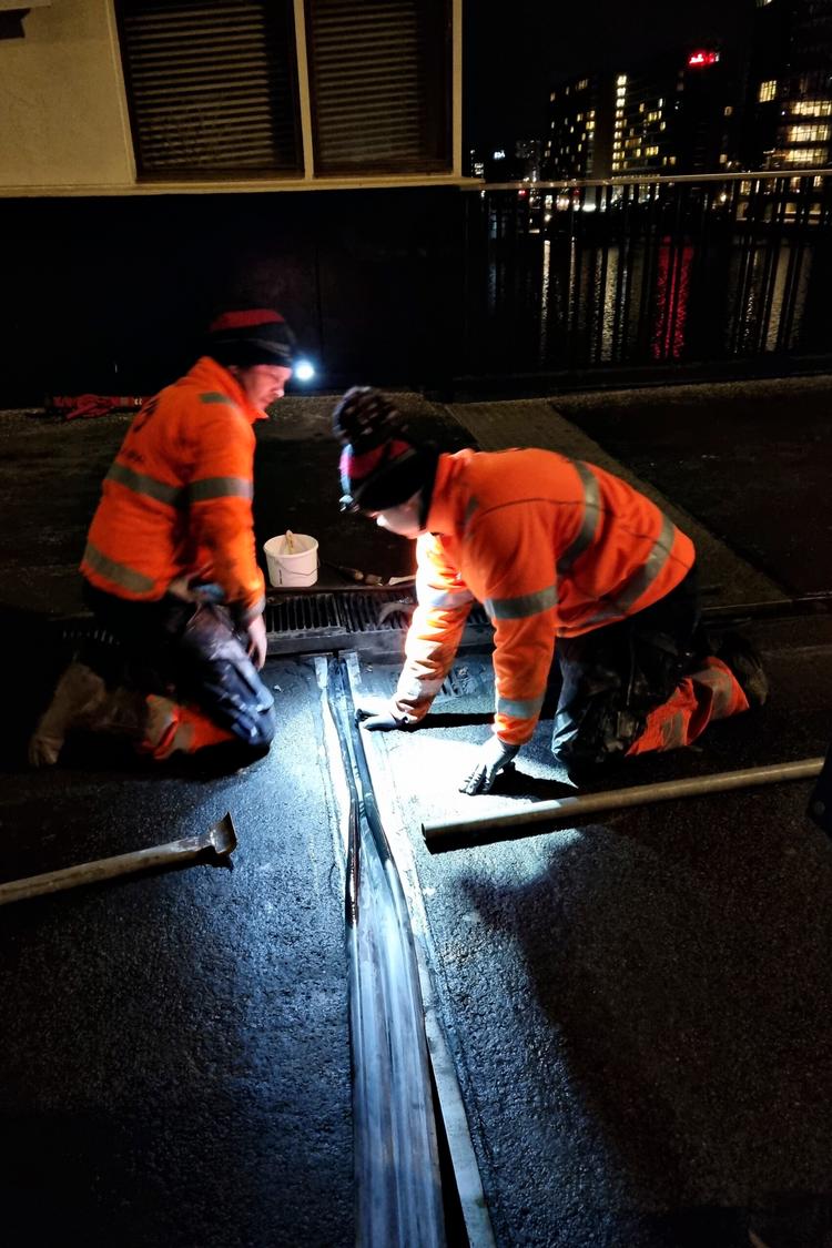 I december 2023 arbejdede specialarbejder Bo Andersen og ungarbejder David Brolund på Langebro i nattetimerne med at udskifte fuger. En af nætterne, hvor arbejdet stod på, hørte de pludselig en mand råbe. Det lød, som om han havde brug for hjælp. Foto: Privatfoto