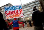 »Han tiljubles af en chauvinistisk pøbel og en krysteragtig elite, præcis som mange tiljublede Bush«, skriver den amerikanske journalist Michelle Goldberg i denne kommentar, som drager paralleller mellem USA's ageren i Irak og Trumps udrensning i centraladministrationen.  Foto: Kevin Dietsch/Ritzau Scanpix