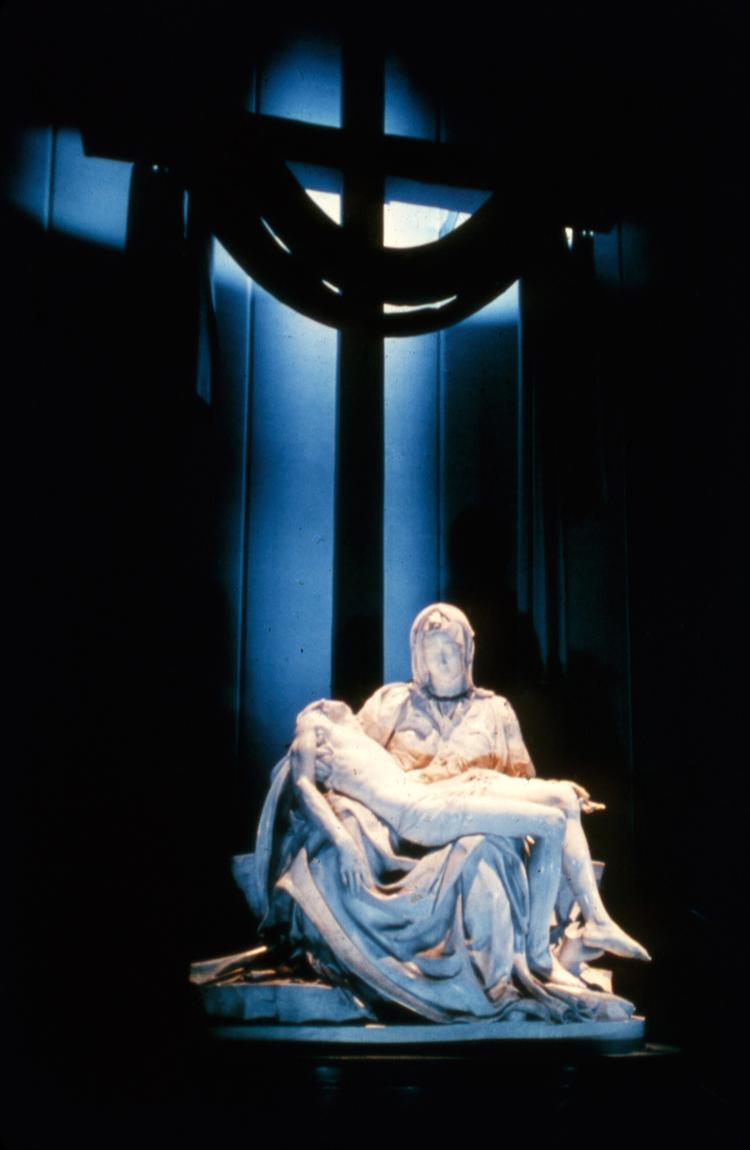 I 1964 blev Michelangelos ’Pietà’ transporteret ad søvejen fra Vatikanet til Verdensudstillingen i New York. Her kunne publikum defilere forbi skulpturen på rullende fortove. Foto: Fra udstillingskataloget for Verdensudstillingen i New York 1964-65