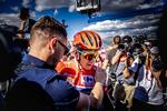Anthony Pauwels opvarter Evenepoel efter en etape i Vuelta a España i 2022. En soigneur må ikke være tyndhudet. Rytterne kommer i mål, skælder ud, brokker sig, er skuffede og er så trætte, at de næsten ikke kan stå på benene. Det er en soigneurs opgave at hjælpe dem med at komme til kræfter igen. 