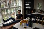 
William Kvist var som fodboldspiller kendt for at forsøge at leve så sundt som muligt, så han kunne spille så godt som muligt. Han havde sin juicepresser med på træningslejr og drak ikke kaffe. Nu drikker han kaffe. 
 Foto: Mads Nissen