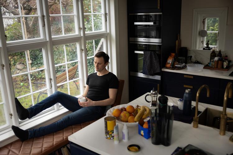 
William Kvist var som fodboldspiller kendt for at forsøge at leve så sundt som muligt, så han kunne spille så godt som muligt. Han havde sin juicepresser med på træningslejr og drak ikke kaffe. Nu drikker han kaffe. 
 Foto: Mads Nissen