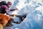 I La Rosiere i de franske Alper er et lokalt redningsmandskab inklusive hund i gang med en lavineøvelse.  Foto: Olivier Chassignole/Ritzau Scanpix