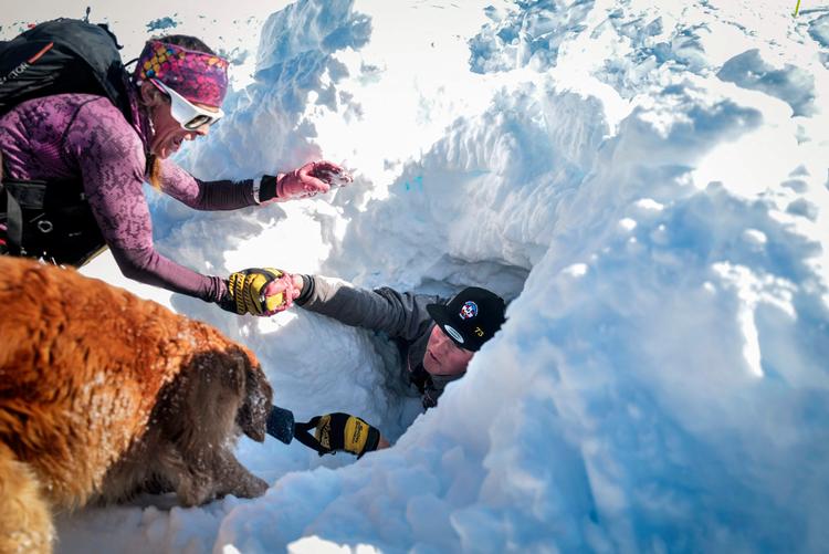 I La Rosiere i de franske Alper er et lokalt redningsmandskab inklusive hund i gang med en lavineøvelse.  Foto: Olivier Chassignole/Ritzau Scanpix