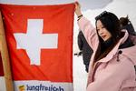 Asiatiske nytårsgæster er villige til at stå i kø længe i 15 graders kulde på en alpetop for at få et foto med flag – det skal bevise, at de har besøgt Schweiz ved indgangen til slangens år.   