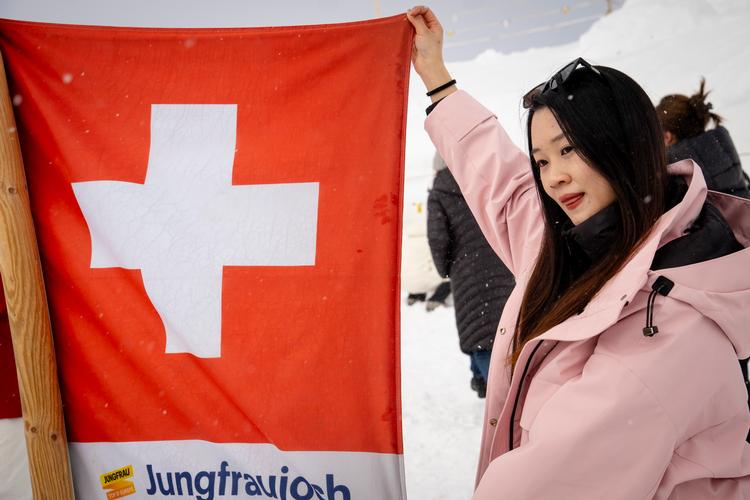 Asiatiske nytårsgæster er villige til at stå i kø længe i 15 graders kulde på en alpetop for at få et foto med flag – det skal bevise, at de har besøgt Schweiz ved indgangen til slangens år.   