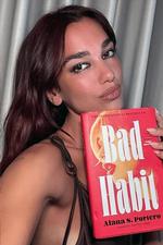 Musikeren Dua Lipa har stiftet Service95 Book Club. Hver måned deler superstjernen en selfie og en bogtitel.  Foto: Screendump fra Service95 Book Club