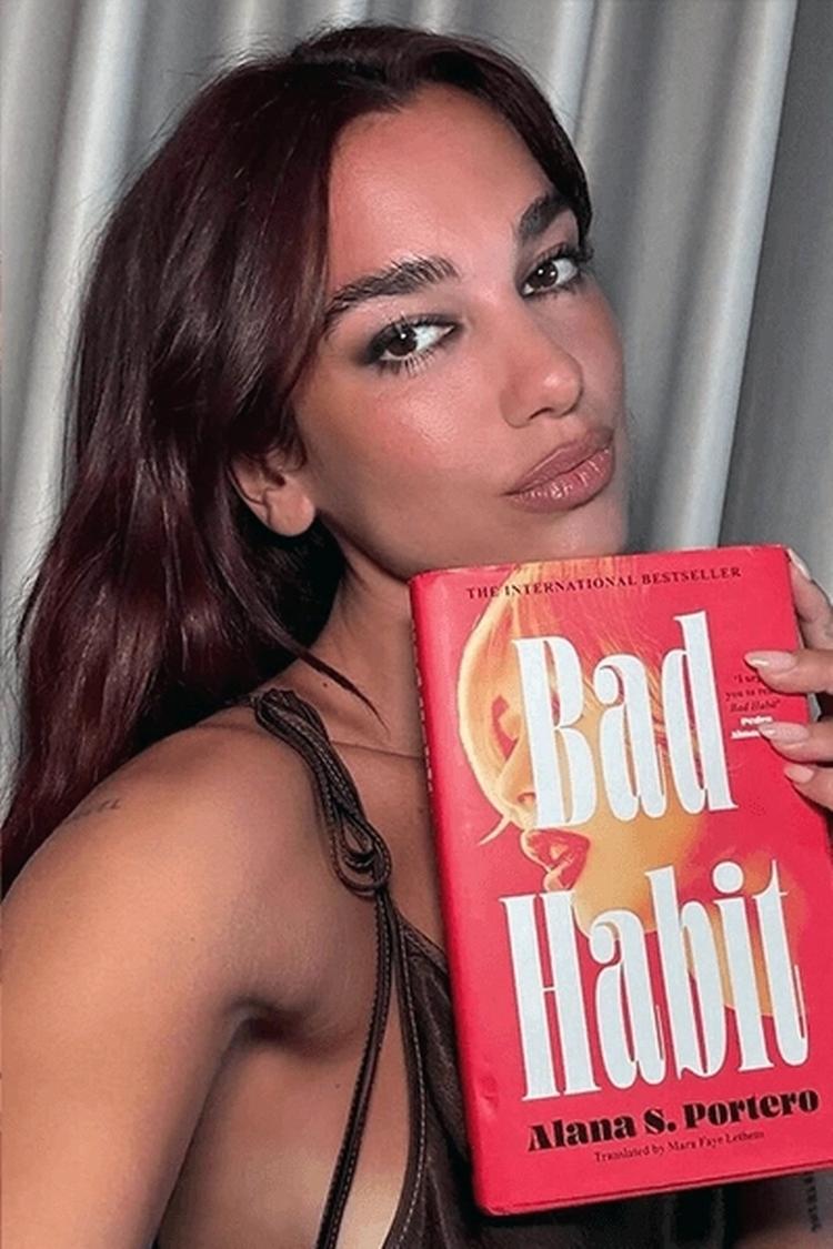 Musikeren Dua Lipa har stiftet Service95 Book Club. Hver måned deler superstjernen en selfie og en bogtitel.  Foto: Screendump fra Service95 Book Club