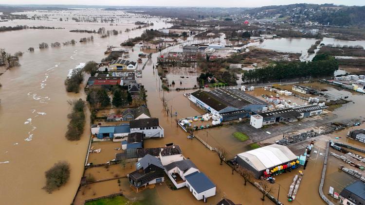 Januar har budt på usædvanligt høje temperaturer flere steder og blandt andet en del oversvømmelser som her i det vestlige Frankrig.  Foto: Damien Meyer/Ritzau Scanpix