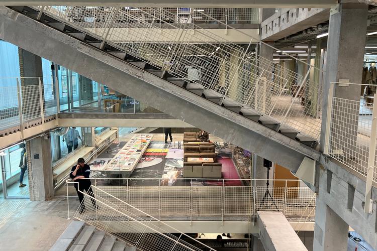 Thoravej 29 i Københavns nordvestkvarter er en radikal transformation af Pihlmann Arkitekter, hvor den tidligere kontorbygning er benyttet som sit eget materialelager.  Foto: Karsten Ifversen