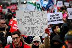 Demonstranter protesterer mod Elon Musks effektivitetskrig i en række statslige organer i USA. Historikeren Douglas Brinkley beskriver Musk som en ’ensom hævner’ med ubegrænset manøvrefrihed
 Foto: Drew Angerer/Ritzau Scanpix