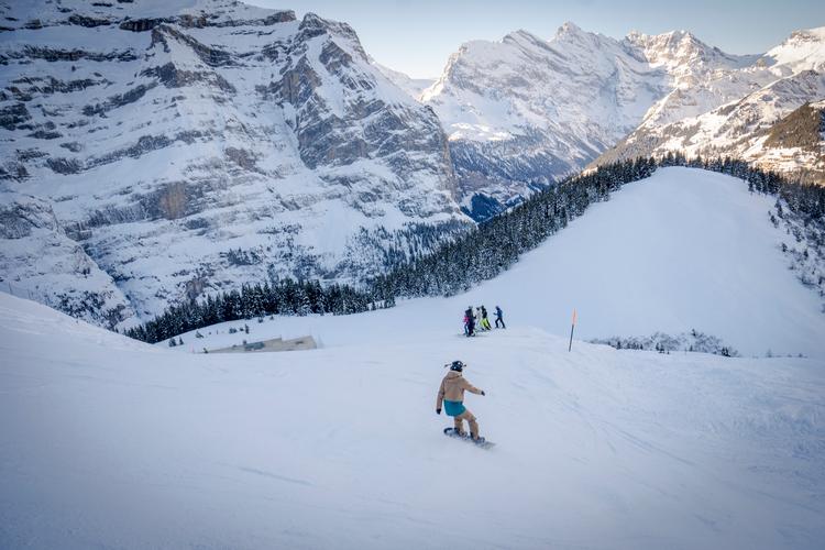 Udsigten ned ad pisten i skyggen af bjerget Eiger, der er næsten 4.000 meter højt, i Grindelwald, Schweiz. 