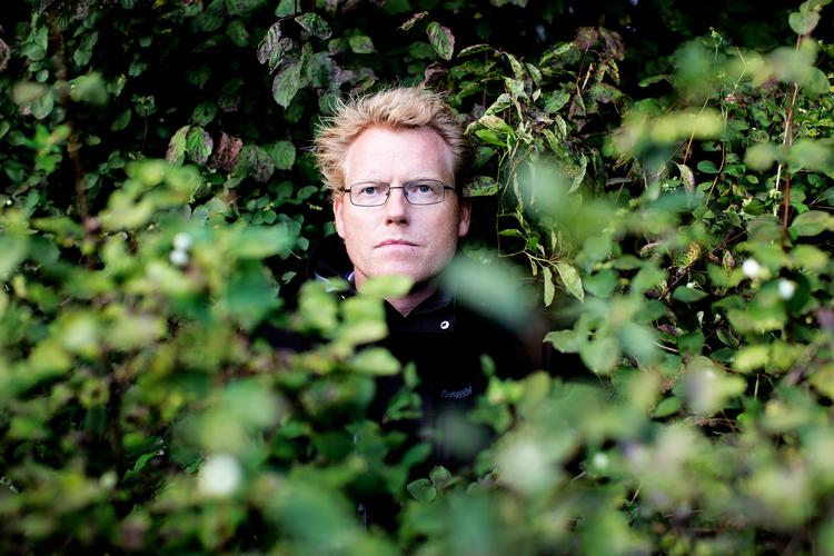     Tv-vært, skuespiller og forfatter Sebastian Klein er aktuel med bogen ’Fra min faders skygge’. Fotograferet i Frederiksberg Have.   Foto: Nanna Navntoft