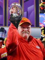 Andy Reid løfter Vince Lombardi-trofæet efter sidste års sejr i Super Bowl LVIII på 25-22 over San Francisco 49ers efter forlænget spilletid. Natten til mandag kan han gøre Kansas City Chiefs til det første hold, der vinder Super Bowl tre år i træk. Foto: Brian Snyder/Ritzau Scanpix