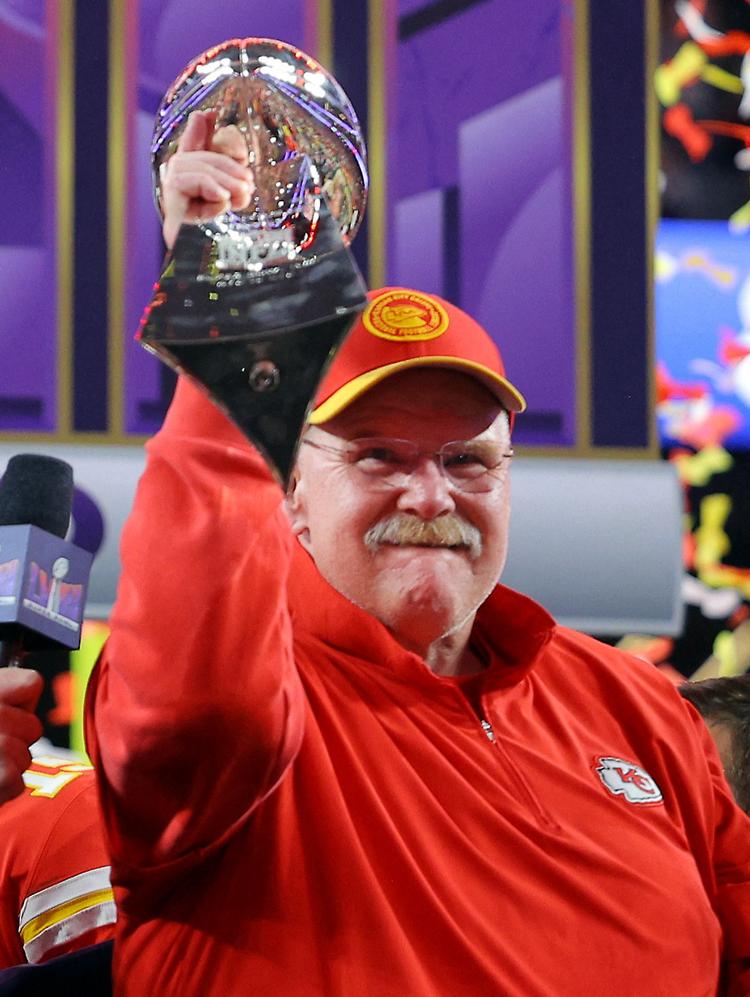 Andy Reid løfter Vince Lombardi-trofæet efter sidste års sejr i Super Bowl LVIII på 25-22 over San Francisco 49ers efter forlænget spilletid. Natten til mandag kan han gøre Kansas City Chiefs til det første hold, der vinder Super Bowl tre år i træk. Foto: Brian Snyder/Ritzau Scanpix