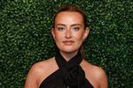 Her har vi Amelia Dimoldenberg helt uden den kyllingefedt, der er præmissen for hendes originale interviewformat ''Chicken Shop Date'. Her er hun dog fotograferet til premieren på tv-serien 'In Vogue'. Foto: Vianney Le Caer/Ritzau Scanpix