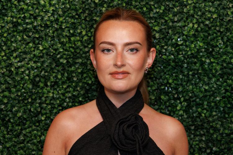 Her har vi Amelia Dimoldenberg helt uden den kyllingefedt, der er præmissen for hendes originale interviewformat ''Chicken Shop Date'. Her er hun dog fotograferet til premieren på tv-serien 'In Vogue'. Foto: Vianney Le Caer/Ritzau Scanpix