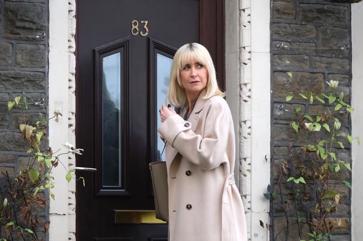 Psykiateren Sophia Craven er det mystiske omdrejningspunkt i serien 'Kragepigen'. Hun spilles af Katherine Kelly. Foto: ITV
