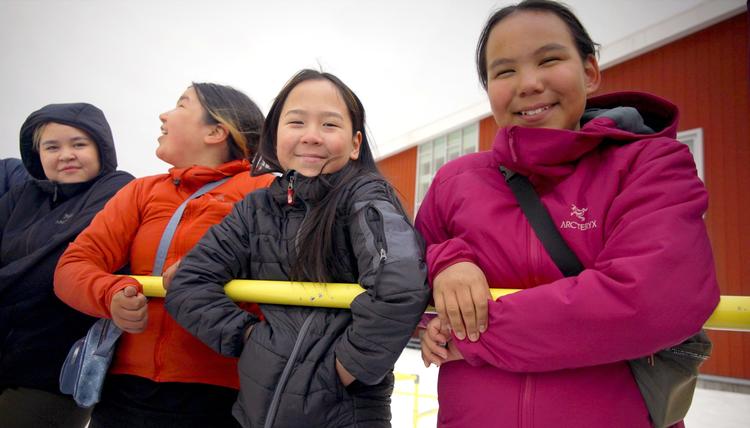 Børnene i 5. A på Mathias Storch Skolen i Ilulissat fortæller om deres hverdag, og deres beretninger er både indsigtsfulde og hudløse. Foto: Plus Pictures/DR