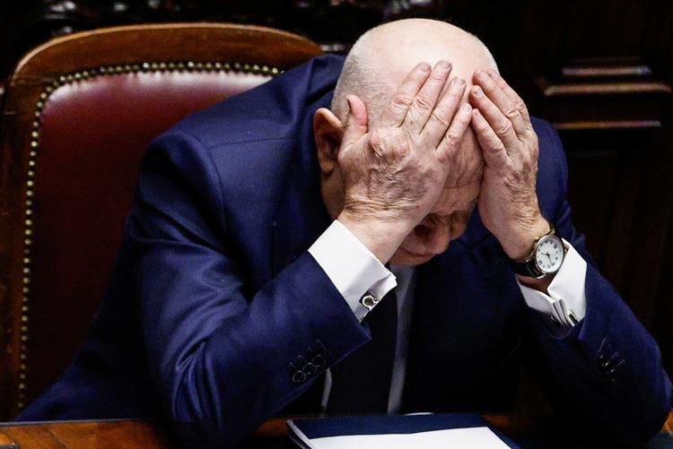 Den italienske justitsminister, Carlo Nordio, stiller sig uforstående over for protesterne mod løsladelsen af Osama Almasri Njeem. Arrestordren var fuld af fejl, så der var ingen anden udvej, mener han. Foto: Guglielmo Mangiapane/Ritzau Scanpix